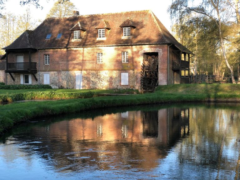 Le moulin de Chaise-Dieu du Theil reflété dans l'étang
