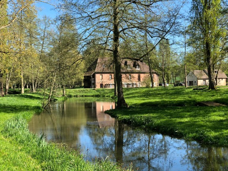 Le moulin et sa pelouse vus depuis l'eau