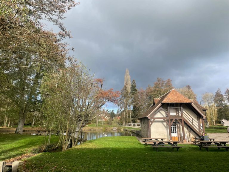 Petit bâtiment à colombages au bord de la pelouse