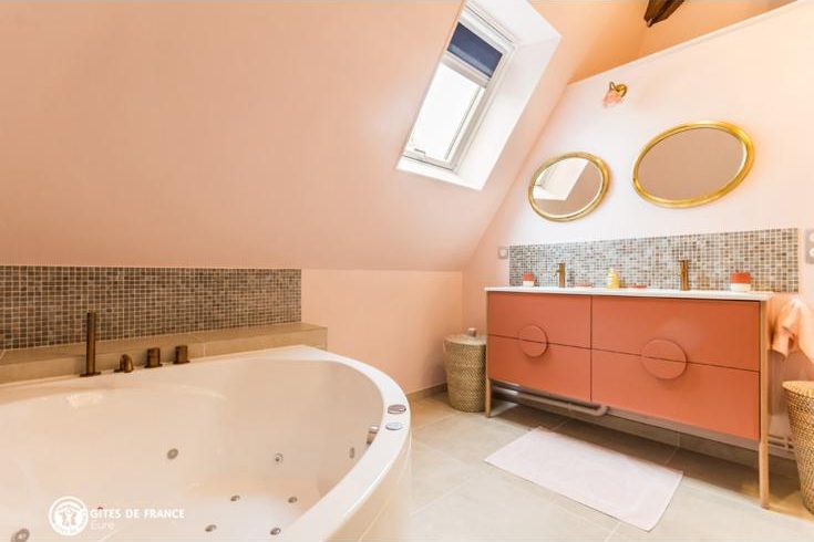Salle de bain avec baignoire d'angle et faïence orangée
