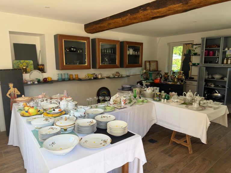 Brocante du domaine : vaisselle ancienne disposée sur des tables