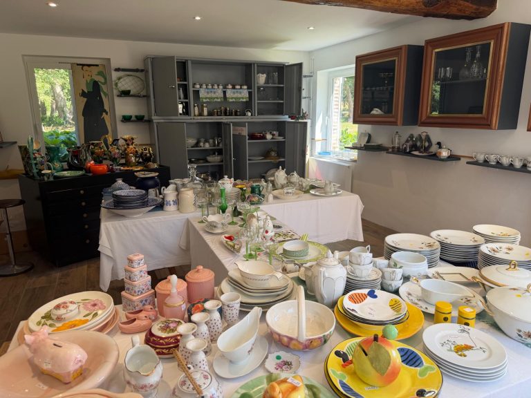 Brocante : étagères et tables garnies de vaisselle et de verrerie