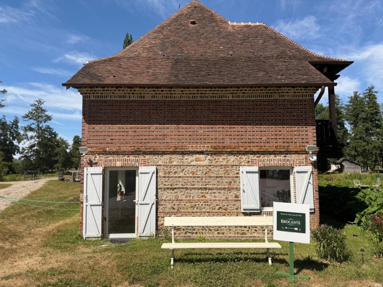 Bâtiment en brique et silex du domaine, abritant la brocante