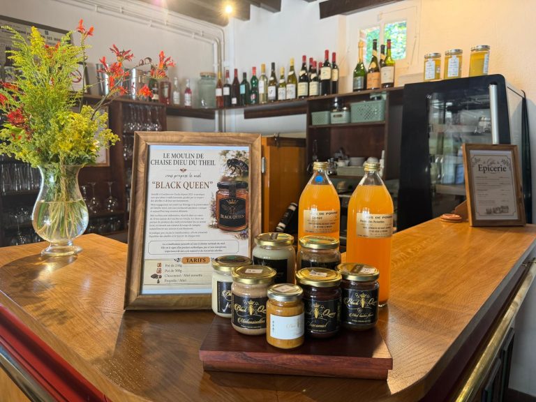 Le bar du Moulin : les miels « Black Queen » du domaine et les jus de pomme artisanaux présentés sur le comptoir