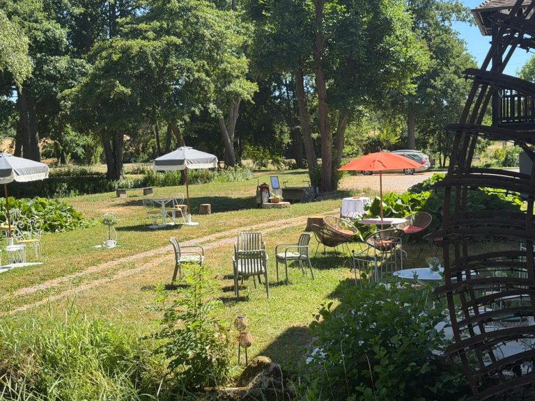 Jardin du domaine avec parasols, tables et potager