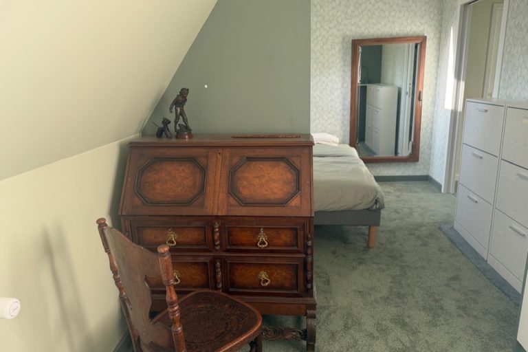 Chambre attenante : secrétaire ancien, miroir et armoire