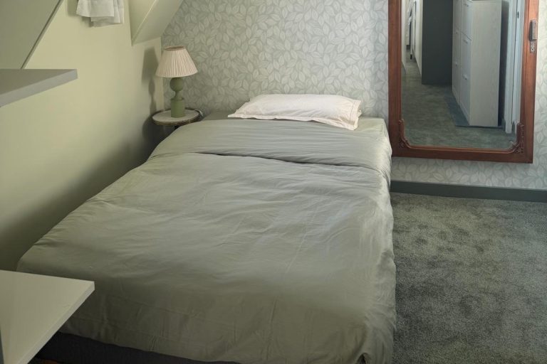 Chambre attenante : lit de 120 x 200 cm sous les combles