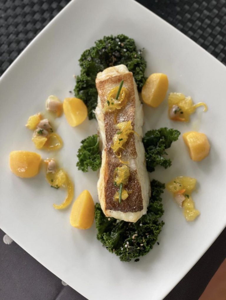 Dos de poisson poêlé sur un lit de chou kale, billes de betterave jaune et condiment aux agrumes, servi à la table d’hôtes du Moulin