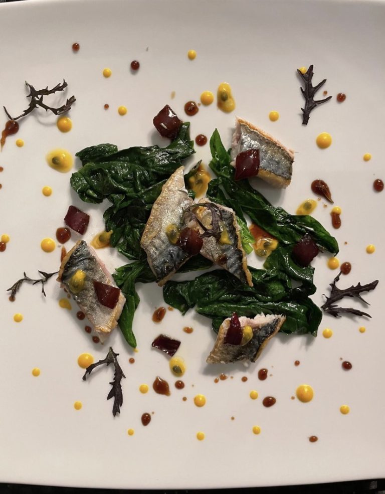 Filets de poisson grillés sur épinards fondants, dés de betterave et pointes de coulis, dressés à l’assiette
